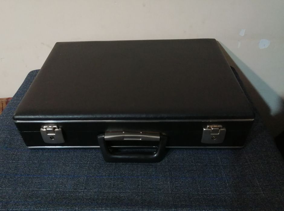 Черен куфар за документи