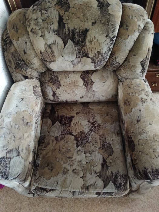 Продам кресло в хорошем состоянии раскладывается