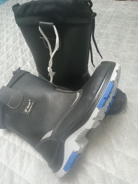 Продам рабочую обувь.