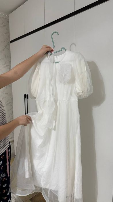 Белое платье с рукавами и поясом