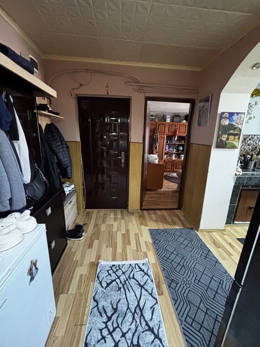 Vând apartament cu 2 camere, complet mobilat și utilat, gata de mutat. Apartamentul este potrivit pentru locuit și se vinde împreună cu mobila.