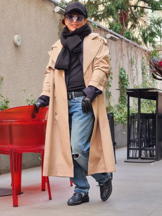 Тренчкот ,Бежов ,размер М ,състояние ново