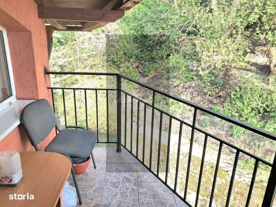 Vind apartament 3 camere zona Plopilor.