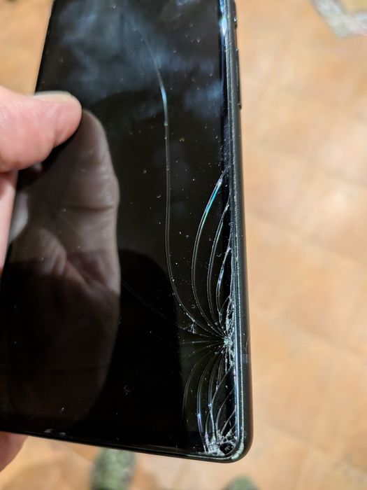 Google Pixel 6 с пукнато стъкло