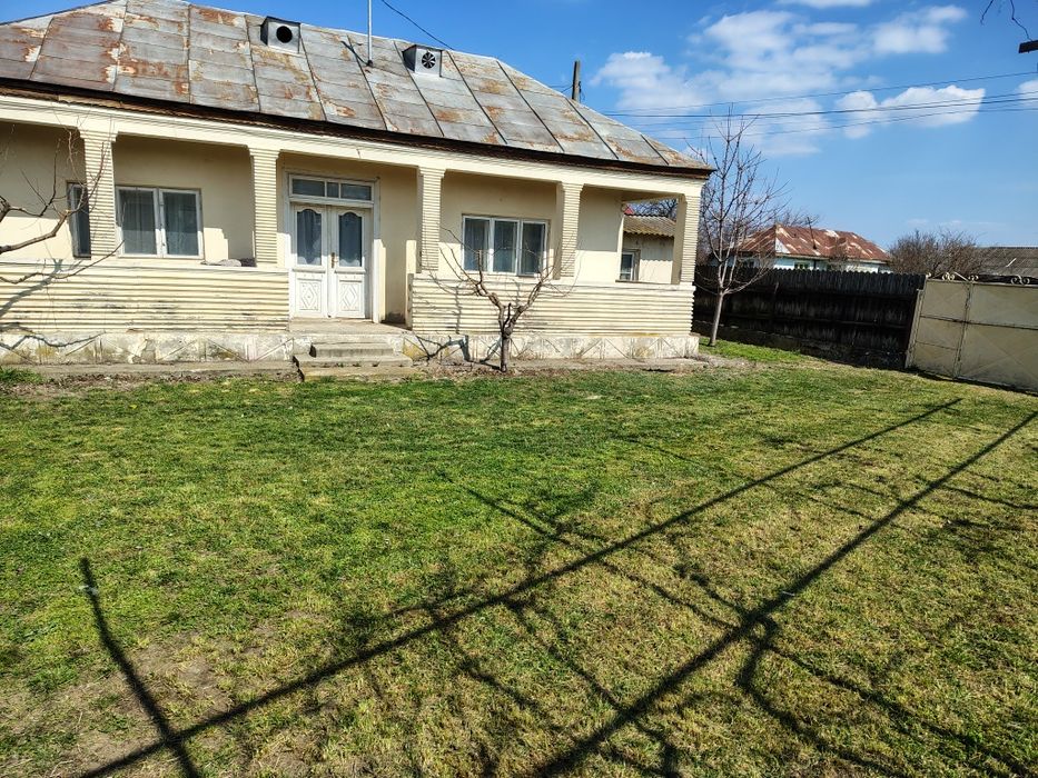 Teren +casa bătrânească,ideal pentru construcție și renovare