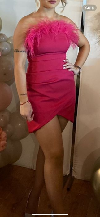 Цикламена рокля с пера.