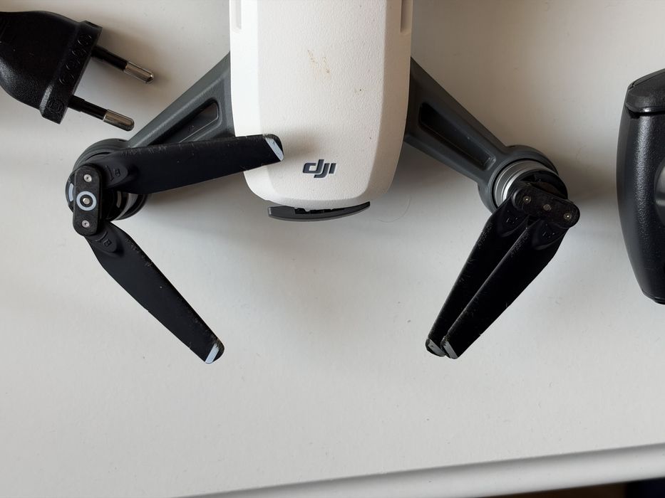 Dronă DJI Spark Pachet Complet + Telecomandă, Geantă, Hub Încărcare și 3 Acumulatori (Defecți/Pentru piese)