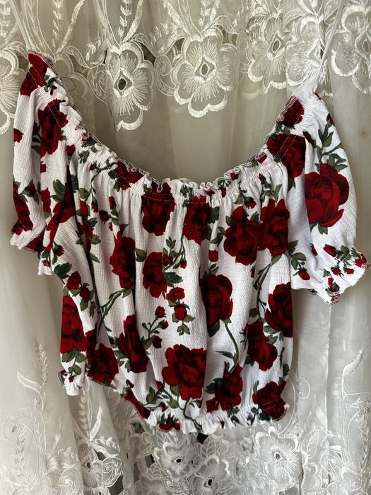 H&M кроп топ с паднали рамене с мотив рози