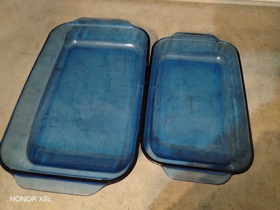 2 Seturi cești, boluri și tace de sticla albastră