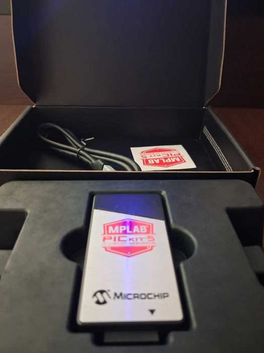 НОВ ПРОГРАМАТОР Microchip PICkit 5