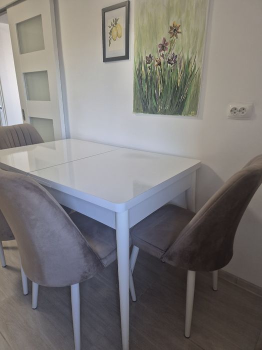 Vând masa MDF alb lucios +scaune beige