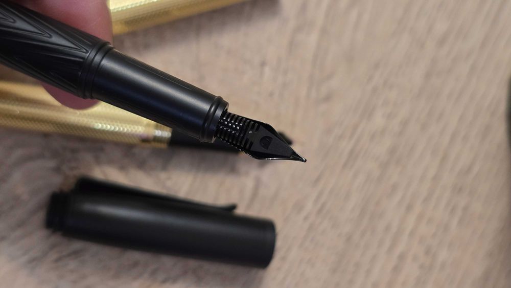 Stilou premium model deosebit pentru pasionati, cadou GOLD sau NEGRU