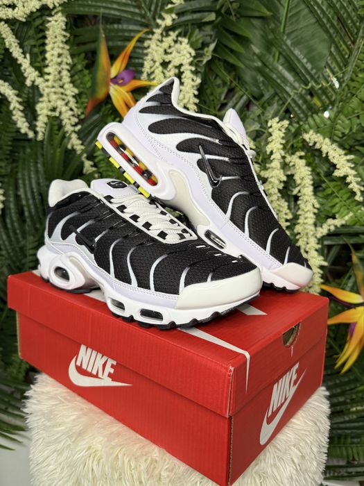 Nike Air Max Plus Black White