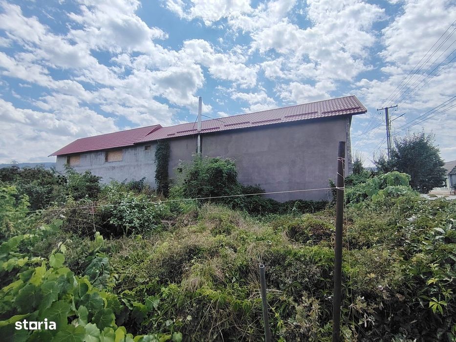 Loc de casa cu toate utilitatile în fața casei în Minis lângă Ghioroc