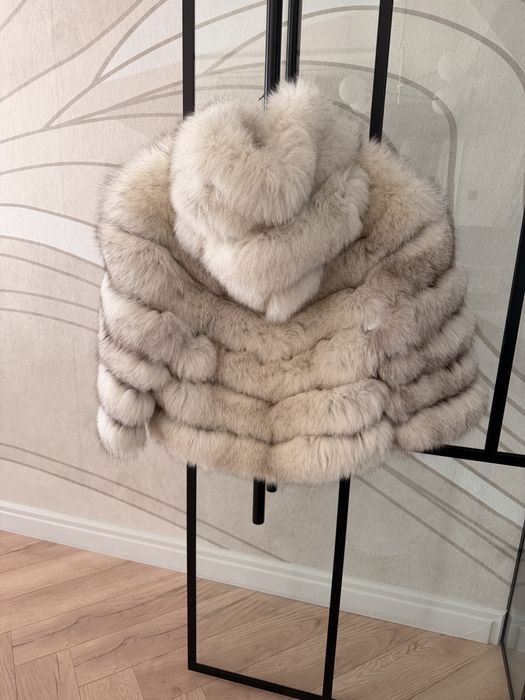 Палто с качулка от сребърна лисица