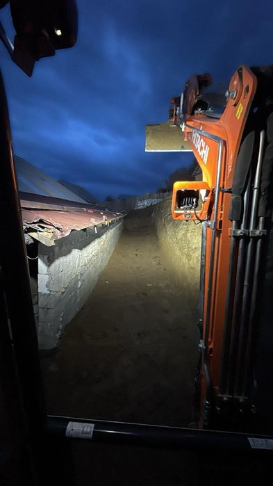 Executăm lucrări cu miniexcavator de 2,8 tone