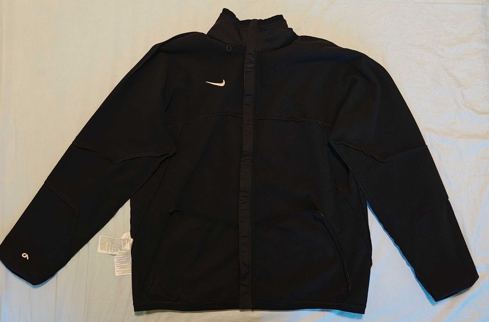 Vând geaca Nike, neagra, material neopren, mărimea L.