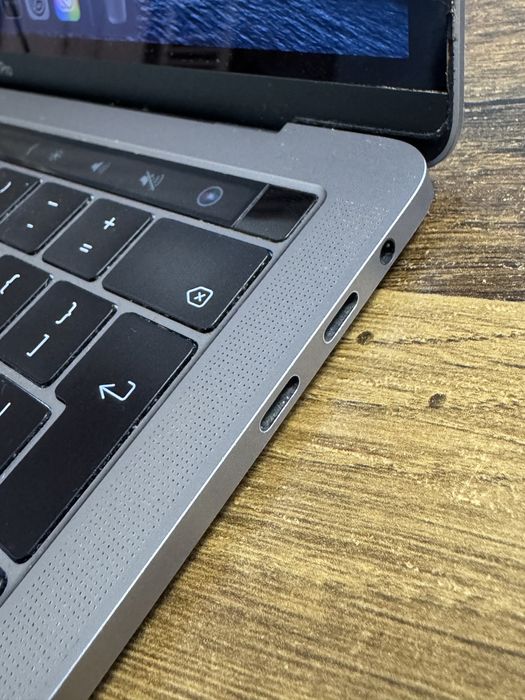 MacBook Pro 13” 2017 i7 / 16GB RAM / 256GB SSD / 4x Thunderbolt 3