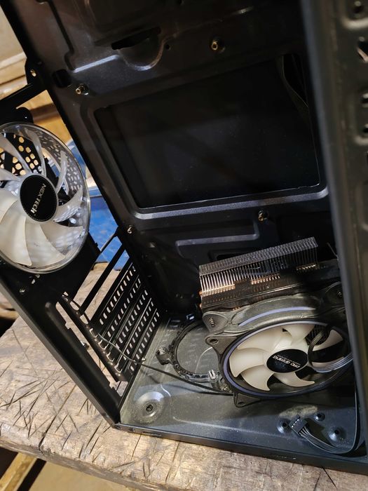 Vând urgent carcasa PC gaming.