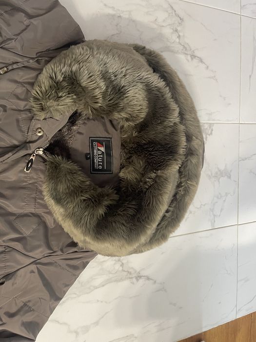 Дамско зимно яке с колан и голяма пухкава качулка