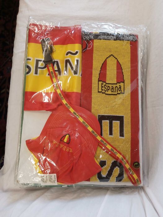 Fan-set (fular,sapca, fanion ,snur pentru ecuson -Italia,Spania,Brazilia)