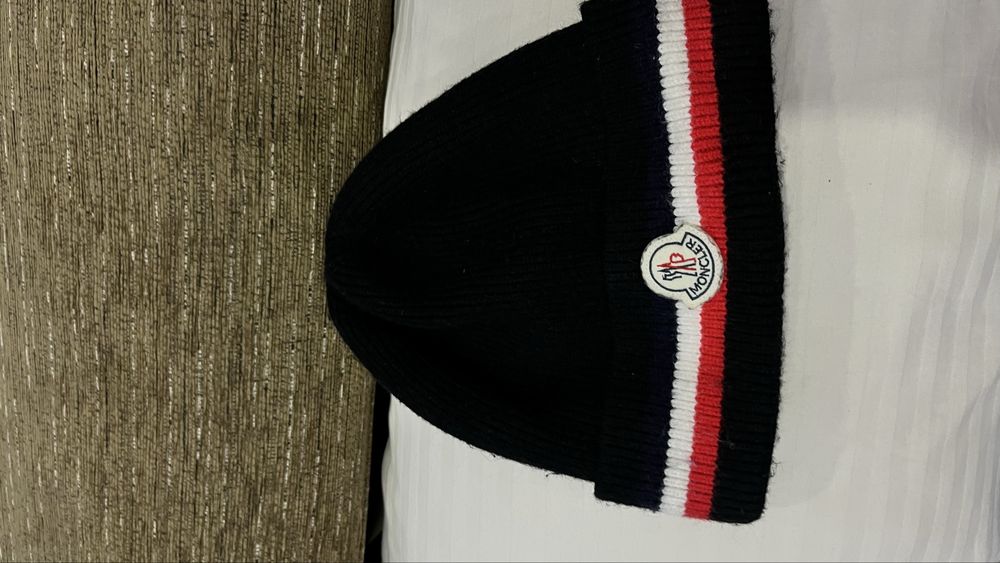 Шапка moncler.  .