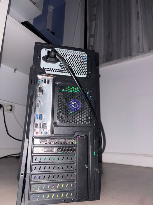 Calculator de Gaming cu căști, mouse și webcam