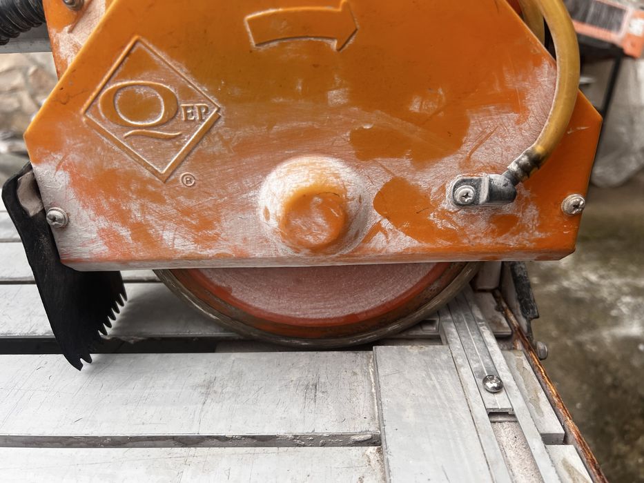 Електрическа машина за рязане на плочки с водна дюза