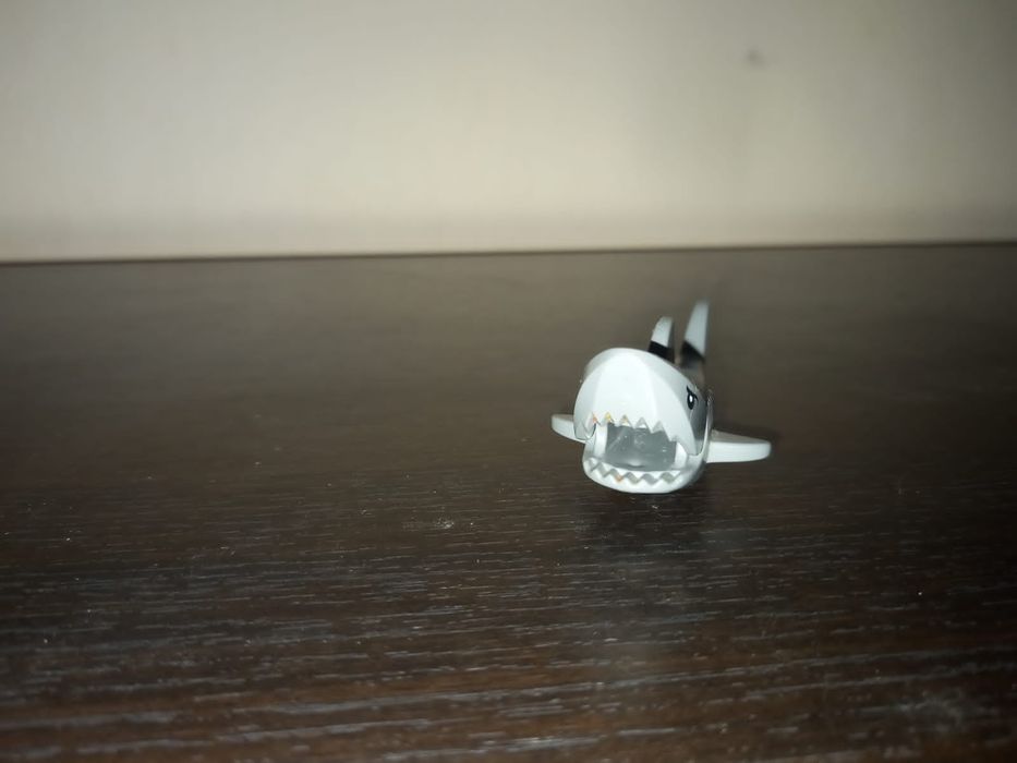 Продам минифигурку пса и акулы