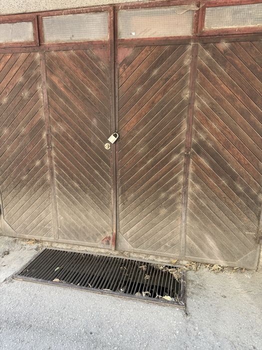 Проданам дървени врати за гараж комбинирани с железни елементи