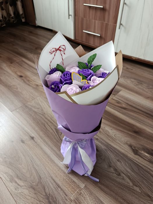 Vând aranjamente florale