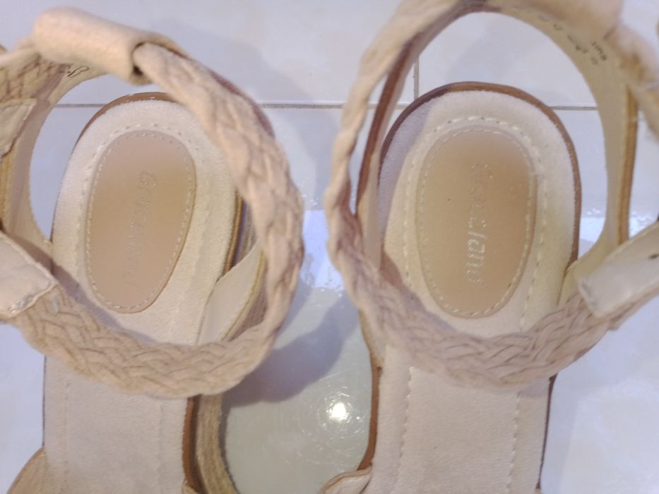 Sandale elegante, comode, 50 lei preț negociabil