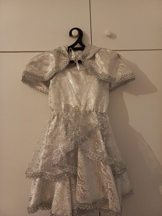 Нарядные платья на девочек и подростков