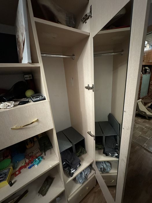 Продам шкаф с зеркалом