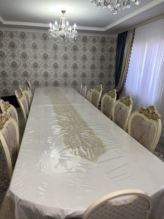 стол 5 метров в идеальном состоянии.