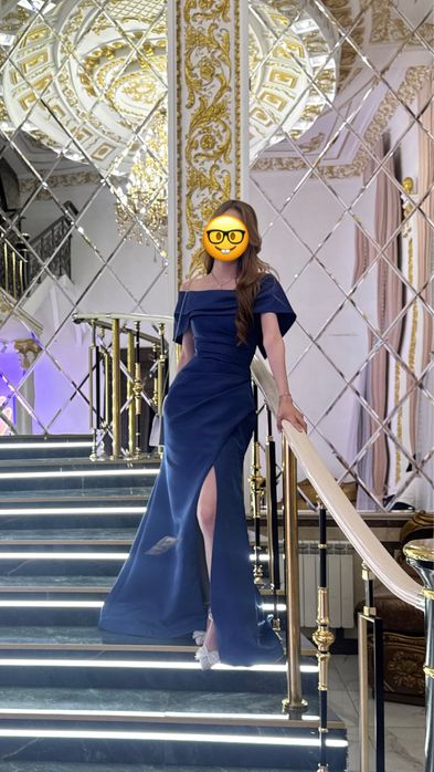 вечернее платье с вырезом