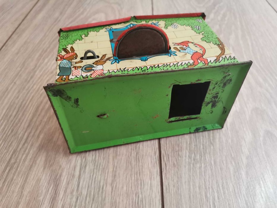 Стара метална касичка