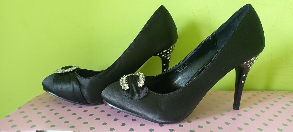 Нови официални обувки с висок ток