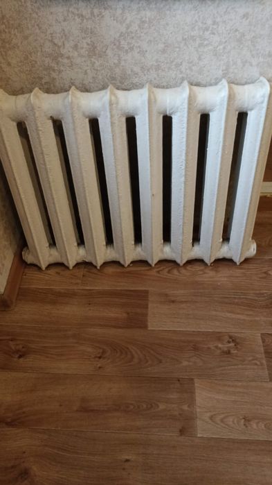 Продам батарею чугунню