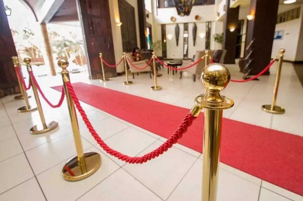 Ограничительные стойки, президентские стойки в любом количестве.