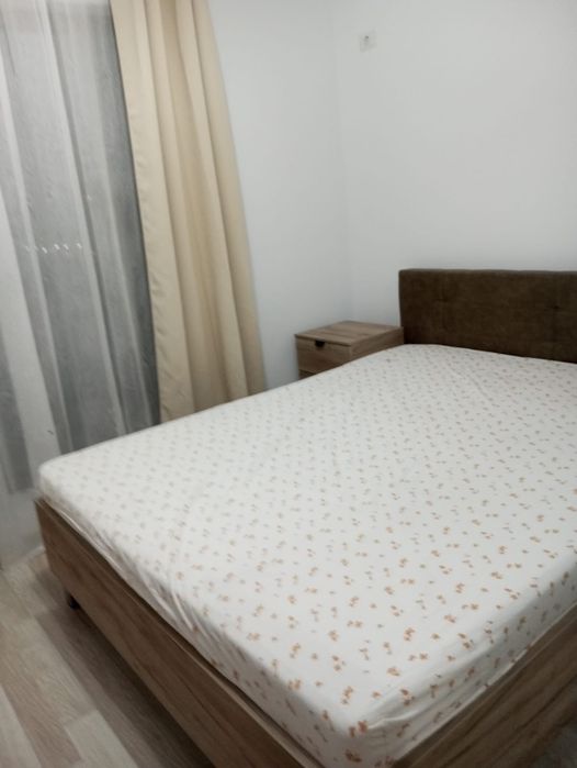 Apartament inchiriez apartament 2 camere living ,bucatarie separata ,2 bai cu geamuri la ambele bai, un balcon mare de 25 de metri ,mobilat ,utilat