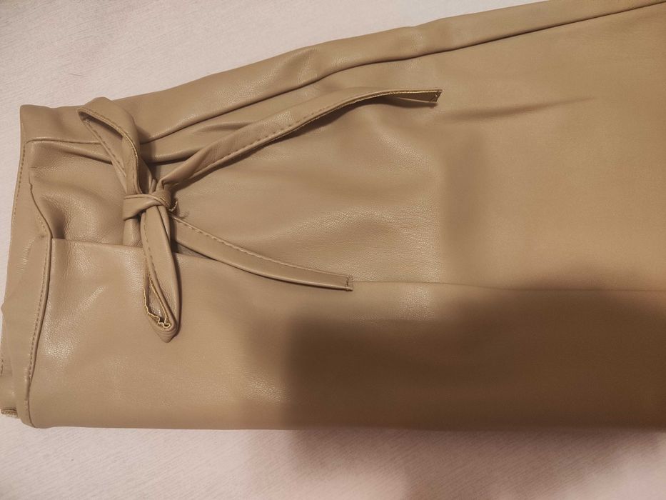 Нова, бежова, кожена пола