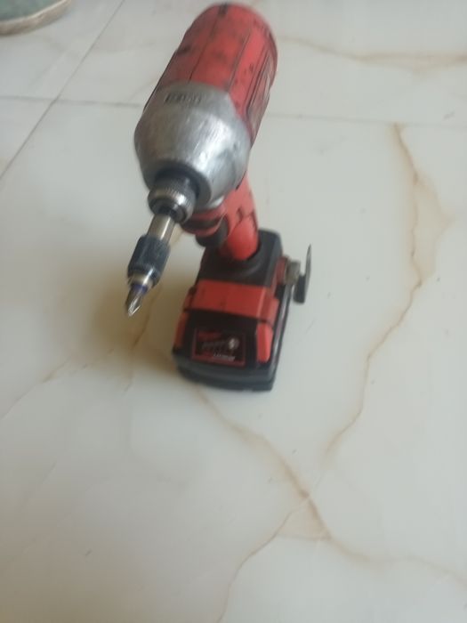 Bormasina milwaukee 250 lei