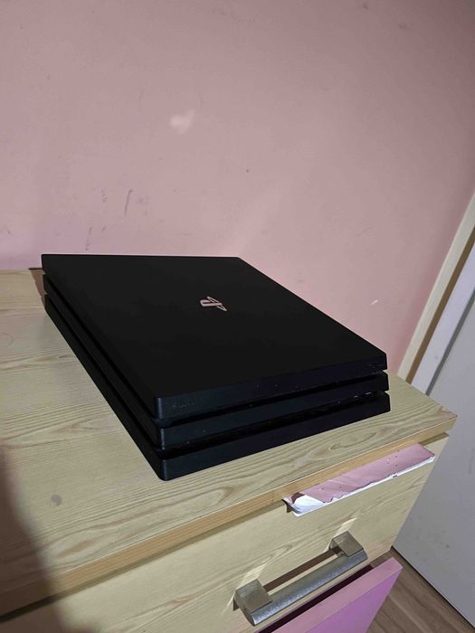 Продавам playstation 4 pro,,14 игри,Устройство за зареждане на джойстик,Джойстик за ps4 и кабел за джойстика.