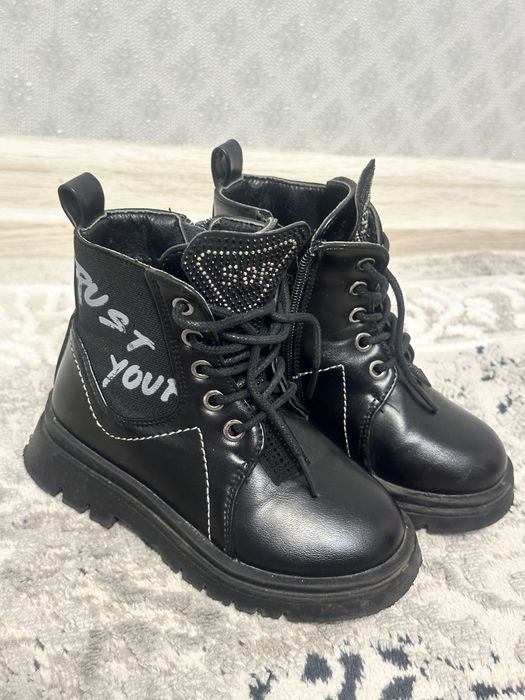 Продам ботинки осень весна на девочку