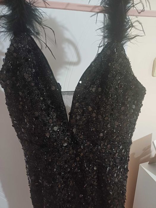 Празнична рокля с пера и пайети