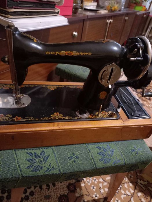 Старинна шевна машина и ръчно изработен немски сервиз