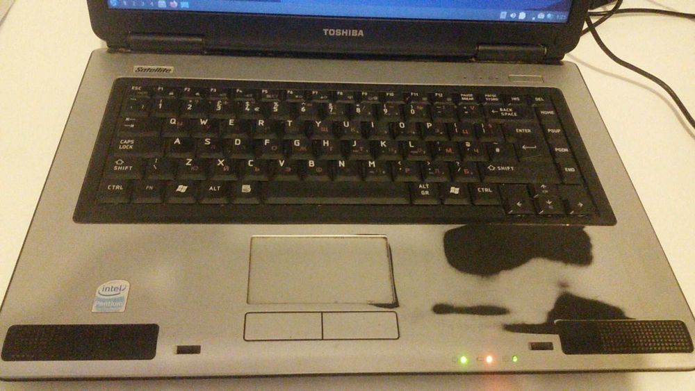 Лаптоп Toshiba Satellite L40-14F с дефекти за лека работа или за части