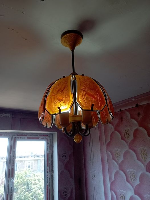 Продаются потолочные люстры.