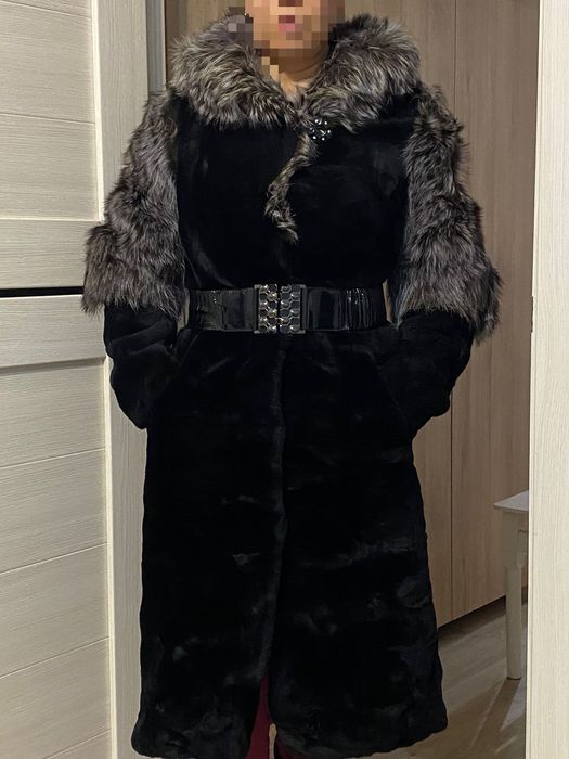 Шуба мутоновая с песцовыми вставками